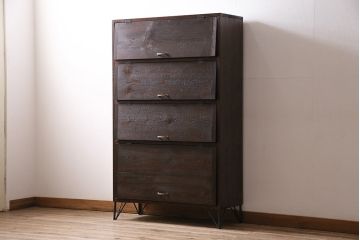パタパタ扉の下駄箱を新規製作!本体はヒノキ無垢材、前板は古材を使用。鉄脚と取っ手を取り付け。(収納棚、戸棚、ロッカー)