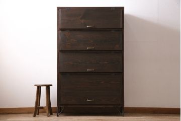パタパタ扉の下駄箱を新規製作!本体はヒノキ無垢材、前板は古材を使用。鉄脚と取っ手を取り付け。(収納棚、戸棚、ロッカー)