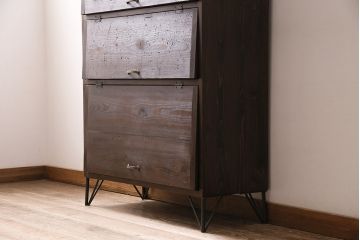 パタパタ扉の下駄箱を新規製作!本体はヒノキ無垢材、前板は古材を使用。鉄脚と取っ手を取り付け。(収納棚、戸棚、ロッカー)