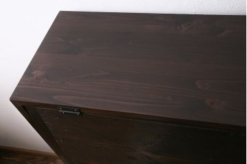 パタパタ扉の下駄箱を新規製作!本体はヒノキ無垢材、前板は古材を使用。鉄脚と取っ手を取り付け。(収納棚、戸棚、ロッカー)