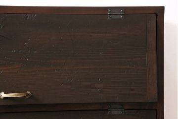 パタパタ扉の下駄箱を新規製作!本体はヒノキ無垢材、前板は古材を使用。鉄脚と取っ手を取り付け。(収納棚、戸棚、ロッカー)