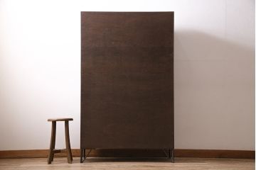 パタパタ扉の下駄箱を新規製作!本体はヒノキ無垢材、前板は古材を使用。鉄脚と取っ手を取り付け。(収納棚、戸棚、ロッカー)