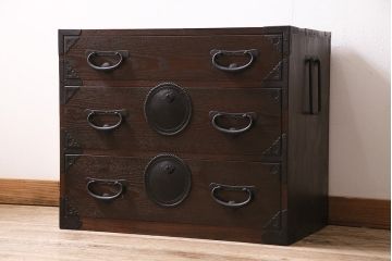 小箪笥を新規製作!栗材、桐材、ヒノキ材で製作。アンティーク仙台箪笥の金具を使用し、不足分は新たに製作。濃い茶色で着色し仕上げ。(収納箪笥、衣装箪笥、引き出し)※金具代別途※