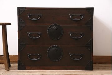 小箪笥を新規製作!栗材、桐材、ヒノキ材で製作。アンティーク仙台箪笥の金具を使用し、不足分は新たに製作。濃い茶色で着色し仕上げ。(収納箪笥、衣装箪笥、引き出し)※金具代別途※
