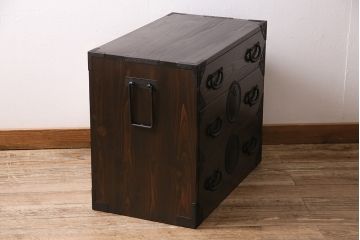 小箪笥を新規製作!栗材、桐材、ヒノキ材で製作。アンティーク仙台箪笥の金具を使用し、不足分は新たに製作。濃い茶色で着色し仕上げ。(収納箪笥、衣装箪笥、引き出し)※金具代別途※
