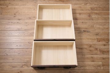 小箪笥を新規製作!栗材、桐材、ヒノキ材で製作。アンティーク仙台箪笥の金具を使用し、不足分は新たに製作。濃い茶色で着色し仕上げ。(収納箪笥、衣装箪笥、引き出し)※金具代別途※