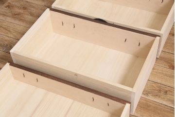 小箪笥を新規製作!栗材、桐材、ヒノキ材で製作。アンティーク仙台箪笥の金具を使用し、不足分は新たに製作。濃い茶色で着色し仕上げ。(収納箪笥、衣装箪笥、引き出し)※金具代別途※