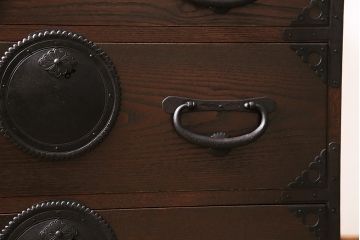 小箪笥を新規製作!栗材、桐材、ヒノキ材で製作。アンティーク仙台箪笥の金具を使用し、不足分は新たに製作。濃い茶色で着色し仕上げ。(収納箪笥、衣装箪笥、引き出し)※金具代別途※