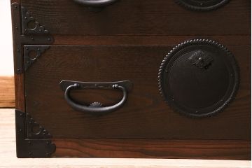小箪笥を新規製作!栗材、桐材、ヒノキ材で製作。アンティーク仙台箪笥の金具を使用し、不足分は新たに製作。濃い茶色で着色し仕上げ。(収納箪笥、衣装箪笥、引き出し)※金具代別途※