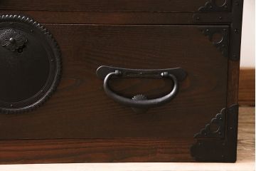 小箪笥を新規製作!栗材、桐材、ヒノキ材で製作。アンティーク仙台箪笥の金具を使用し、不足分は新たに製作。濃い茶色で着色し仕上げ。(収納箪笥、衣装箪笥、引き出し)※金具代別途※