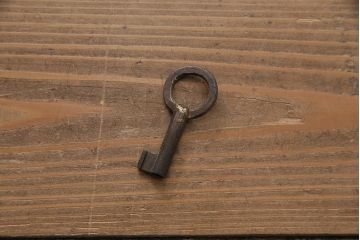 小箪笥を新規製作!栗材、桐材、ヒノキ材で製作。アンティーク仙台箪笥の金具を使用し、不足分は新たに製作。濃い茶色で着色し仕上げ。(収納箪笥、衣装箪笥、引き出し)※金具代別途※