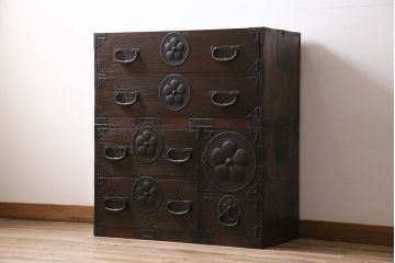 重ね箪笥を新規製作!栗材、桐材、ヒノキ材で製作。アンティーク仙台箪笥の金具を使用。濃い茶色で着色し仕上げ。(衣装箪笥、収納箪笥、引き出し)