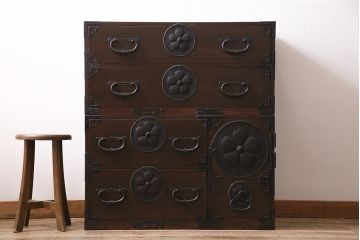 重ね箪笥を新規製作!栗材、桐材、ヒノキ材で製作。アンティーク仙台箪笥の金具を使用。濃い茶色で着色し仕上げ。(衣装箪笥、収納箪笥、引き出し)