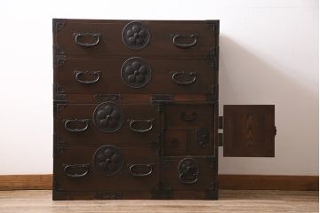 重ね箪笥を新規製作!栗材、桐材、ヒノキ材で製作。アンティーク仙台箪笥の金具を使用。濃い茶色で着色し仕上げ。(衣装箪笥、収納箪笥、引き出し)