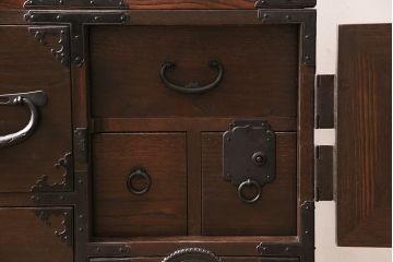 重ね箪笥を新規製作!栗材、桐材、ヒノキ材で製作。アンティーク仙台箪笥の金具を使用。濃い茶色で着色し仕上げ。(衣装箪笥、収納箪笥、引き出し)