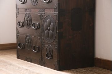 重ね箪笥を新規製作!栗材、桐材、ヒノキ材で製作。アンティーク仙台箪笥の金具を使用。濃い茶色で着色し仕上げ。(衣装箪笥、収納箪笥、引き出し)