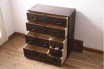 重ね箪笥を新規製作!栗材、桐材、ヒノキ材で製作。アンティーク仙台箪笥の金具を使用。濃い茶色で着色し仕上げ。(衣装箪笥、収納箪笥、引き出し)