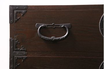 重ね箪笥を新規製作!栗材、桐材、ヒノキ材で製作。アンティーク仙台箪笥の金具を使用。濃い茶色で着色し仕上げ。(衣装箪笥、収納箪笥、引き出し)