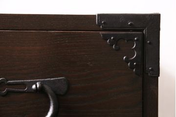 重ね箪笥を新規製作!栗材、桐材、ヒノキ材で製作。アンティーク仙台箪笥の金具を使用。濃い茶色で着色し仕上げ。(衣装箪笥、収納箪笥、引き出し)