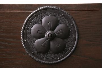 重ね箪笥を新規製作!栗材、桐材、ヒノキ材で製作。アンティーク仙台箪笥の金具を使用。濃い茶色で着色し仕上げ。(衣装箪笥、収納箪笥、引き出し)