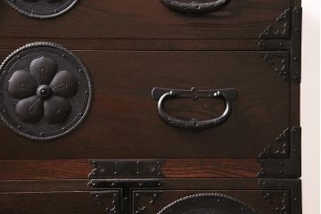 重ね箪笥を新規製作!栗材、桐材、ヒノキ材で製作。アンティーク仙台箪笥の金具を使用。濃い茶色で着色し仕上げ。(衣装箪笥、収納箪笥、引き出し)