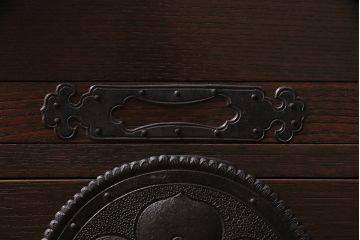 重ね箪笥を新規製作!栗材、桐材、ヒノキ材で製作。アンティーク仙台箪笥の金具を使用。濃い茶色で着色し仕上げ。(衣装箪笥、収納箪笥、引き出し)