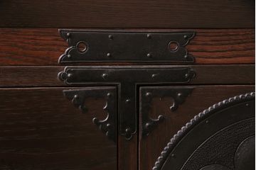 重ね箪笥を新規製作!栗材、桐材、ヒノキ材で製作。アンティーク仙台箪笥の金具を使用。濃い茶色で着色し仕上げ。(衣装箪笥、収納箪笥、引き出し)