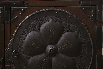 重ね箪笥を新規製作!栗材、桐材、ヒノキ材で製作。アンティーク仙台箪笥の金具を使用。濃い茶色で着色し仕上げ。(衣装箪笥、収納箪笥、引き出し)