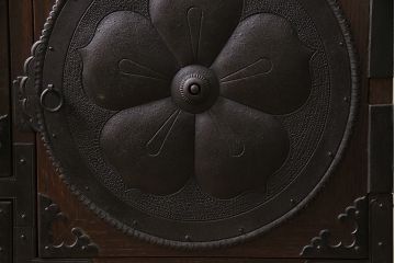 重ね箪笥を新規製作!栗材、桐材、ヒノキ材で製作。アンティーク仙台箪笥の金具を使用。濃い茶色で着色し仕上げ。(衣装箪笥、収納箪笥、引き出し)