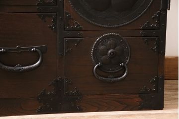 重ね箪笥を新規製作!栗材、桐材、ヒノキ材で製作。アンティーク仙台箪笥の金具を使用。濃い茶色で着色し仕上げ。(衣装箪笥、収納箪笥、引き出し)