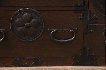 重ね箪笥を新規製作!栗材、桐材、ヒノキ材で製作。アンティーク仙台箪笥の金具を使用。濃い茶色で着色し仕上げ。(衣装箪笥、収納箪笥、引き出し)