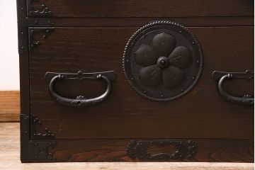 重ね箪笥を新規製作!栗材、桐材、ヒノキ材で製作。アンティーク仙台箪笥の金具を使用。濃い茶色で着色し仕上げ。(衣装箪笥、収納箪笥、引き出し)