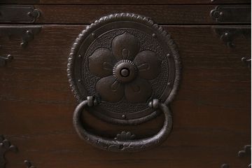 重ね箪笥を新規製作!栗材、桐材、ヒノキ材で製作。アンティーク仙台箪笥の金具を使用。濃い茶色で着色し仕上げ。(衣装箪笥、収納箪笥、引き出し)