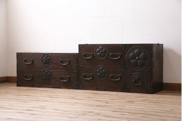 重ね箪笥を新規製作!栗材、桐材、ヒノキ材で製作。アンティーク仙台箪笥の金具を使用。濃い茶色で着色し仕上げ。(衣装箪笥、収納箪笥、引き出し)