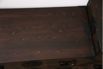 重ね箪笥を新規製作!栗材、桐材、ヒノキ材で製作。アンティーク仙台箪笥の金具を使用。濃い茶色で着色し仕上げ。(衣装箪笥、収納箪笥、引き出し)
