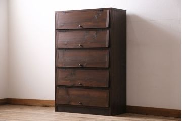 パタパタ扉の下駄箱を新規製作!本体はヒノキ無垢材、前板は古材を使用。取っ手を取り付け。濃い茶色で着色し仕上げ。(収納棚、戸棚、キャビネット、ロッカー)