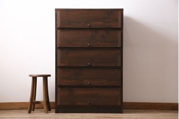 パタパタ扉の下駄箱を新規製作!本体はヒノキ無垢材、前板は古材を使用。取っ手を取り付け。濃い茶色で着色し仕上げ。(収納棚、戸棚、キャビネット、ロッカー)