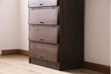 パタパタ扉の下駄箱を新規製作!本体はヒノキ無垢材、前板は古材を使用。取っ手を取り付け。濃い茶色で着色し仕上げ。(収納棚、戸棚、キャビネット、ロッカー)