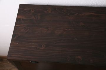 パタパタ扉の下駄箱を新規製作!本体はヒノキ無垢材、前板は古材を使用。取っ手を取り付け。濃い茶色で着色し仕上げ。(収納棚、戸棚、キャビネット、ロッカー)