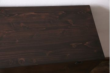 パタパタ扉の下駄箱を新規製作!本体はヒノキ無垢材、前板は古材を使用。取っ手を取り付け。濃い茶色で着色し仕上げ。(収納棚、戸棚、キャビネット、ロッカー)