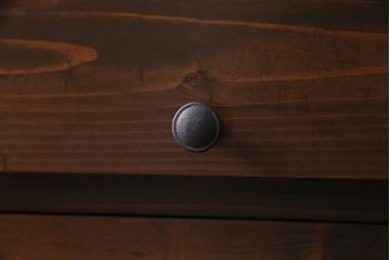 パタパタ扉の下駄箱を新規製作!本体はヒノキ無垢材、前板は古材を使用。取っ手を取り付け。濃い茶色で着色し仕上げ。(収納棚、戸棚、キャビネット、ロッカー)