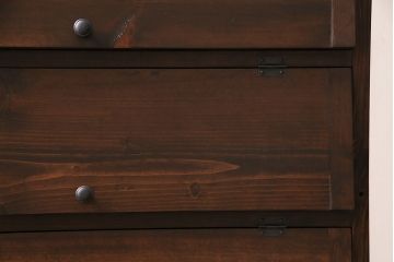 パタパタ扉の下駄箱を新規製作!本体はヒノキ無垢材、前板は古材を使用。取っ手を取り付け。濃い茶色で着色し仕上げ。(収納棚、戸棚、キャビネット、ロッカー)