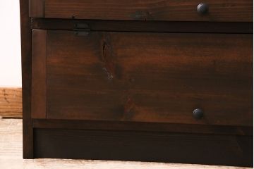パタパタ扉の下駄箱を新規製作!本体はヒノキ無垢材、前板は古材を使用。取っ手を取り付け。濃い茶色で着色し仕上げ。(収納棚、戸棚、キャビネット、ロッカー)
