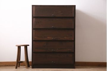 パタパタ扉の下駄箱を新規製作!本体はヒノキ無垢材、前板は古材を使用。取っ手を取り付け。濃い茶色で着色し仕上げ。(収納棚、戸棚、キャビネット、ロッカー)