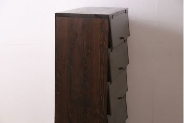 パタパタ扉の下駄箱を新規製作!本体はヒノキ無垢材、前板は古材を使用。取っ手を取り付け。濃い茶色で着色し仕上げ。(収納棚、戸棚、キャビネット、ロッカー)