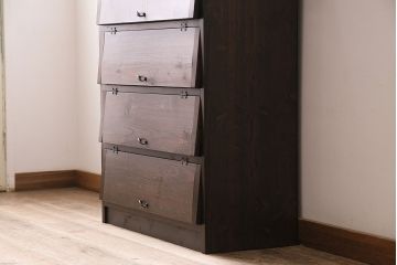 パタパタ扉の下駄箱を新規製作!本体はヒノキ無垢材、前板は古材を使用。取っ手を取り付け。濃い茶色で着色し仕上げ。(収納棚、戸棚、キャビネット、ロッカー)