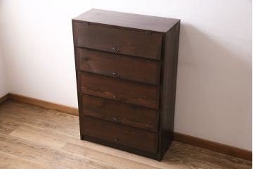 パタパタ扉の下駄箱を新規製作!本体はヒノキ無垢材、前板は古材を使用。取っ手を取り付け。濃い茶色で着色し仕上げ。(収納棚、戸棚、キャビネット、ロッカー)