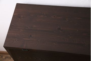 パタパタ扉の下駄箱を新規製作!本体はヒノキ無垢材、前板は古材を使用。取っ手を取り付け。濃い茶色で着色し仕上げ。(収納棚、戸棚、キャビネット、ロッカー)