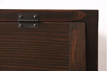 パタパタ扉の下駄箱を新規製作!本体はヒノキ無垢材、前板は古材を使用。取っ手を取り付け。濃い茶色で着色し仕上げ。(収納棚、戸棚、キャビネット、ロッカー)