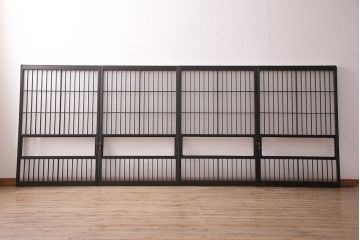 格子戸2枚をリペア&カスタム!4枚組にするため2枚を新規製作!引き手、鍵を取り付け。クリアガラス、すりガラスを組み入れ。黒寄りのこげ茶に着色し仕上げ。(引き戸、建具)